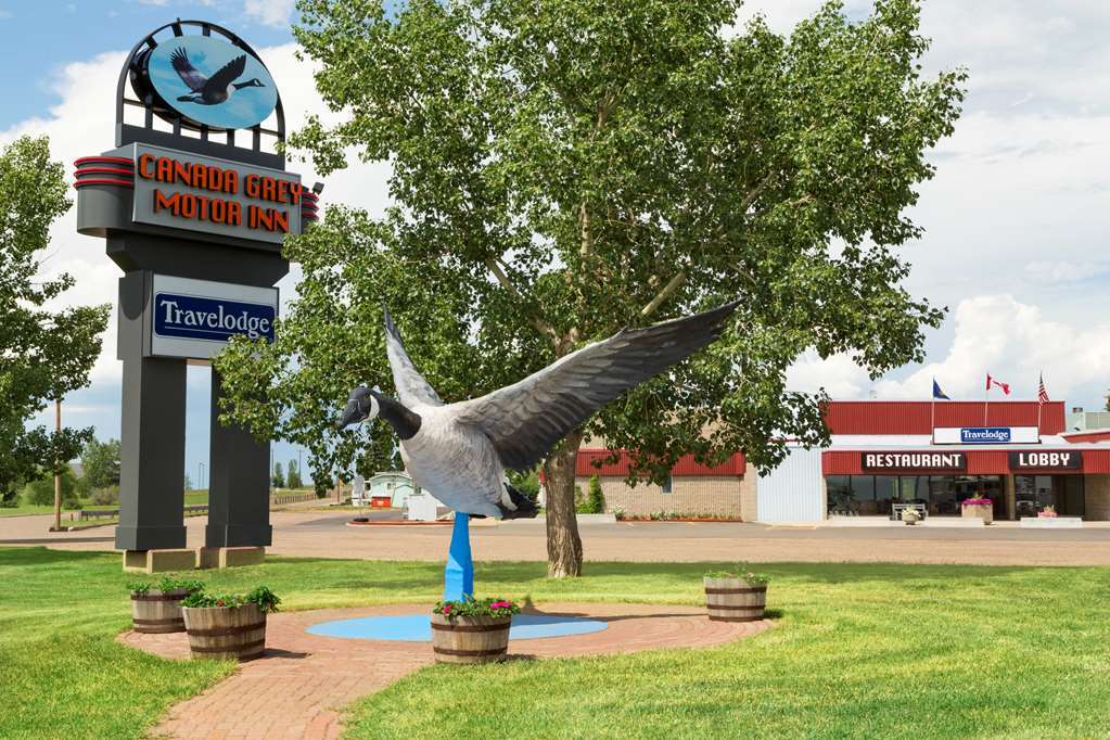 Travelodge Hanna Canada Grey Екстериор снимка